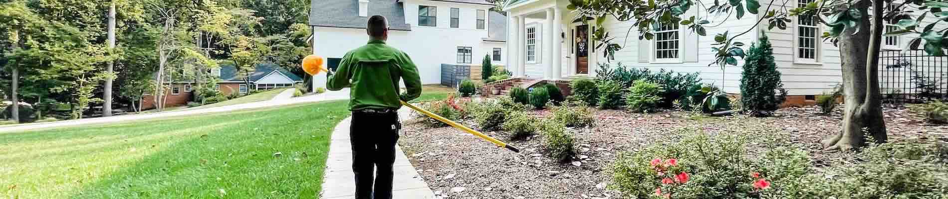noosa-pest-control-services-technician Noosa pest control services technician
